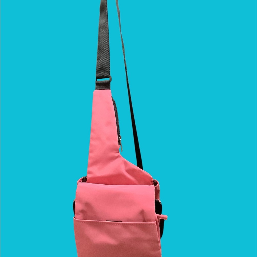 Stylish pink crossbody bag with adjustable strap. Perfect for everyday use. NEW